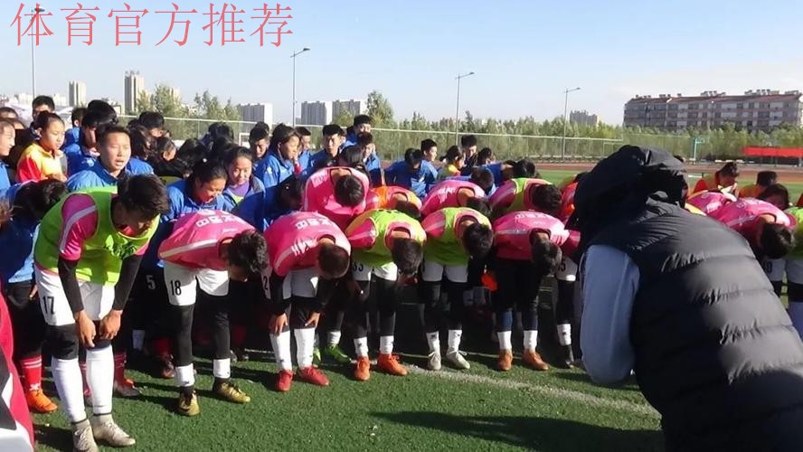管道桥下的青少年足球俱乐部 迎来了中国足球名宿辅导团